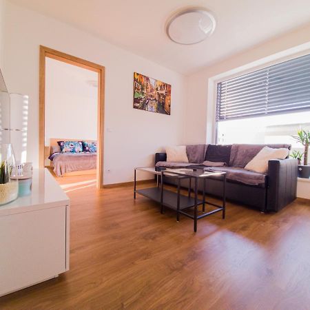 Modern Flat With Large Terrace Apartment ฮราเดตสคราโลเว ภายนอก รูปภาพ