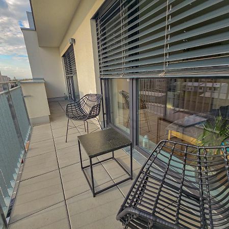 Modern Flat With Large Terrace Apartment ฮราเดตสคราโลเว ภายนอก รูปภาพ