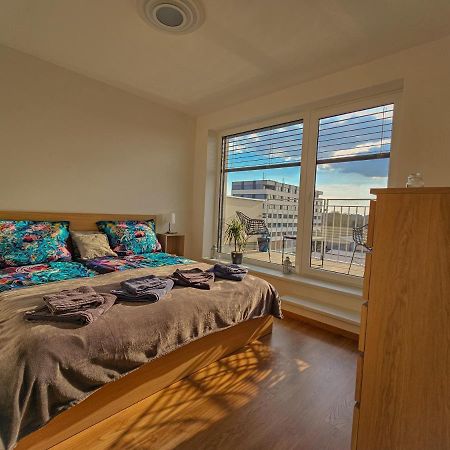 Modern Flat With Large Terrace Apartment ฮราเดตสคราโลเว ภายนอก รูปภาพ