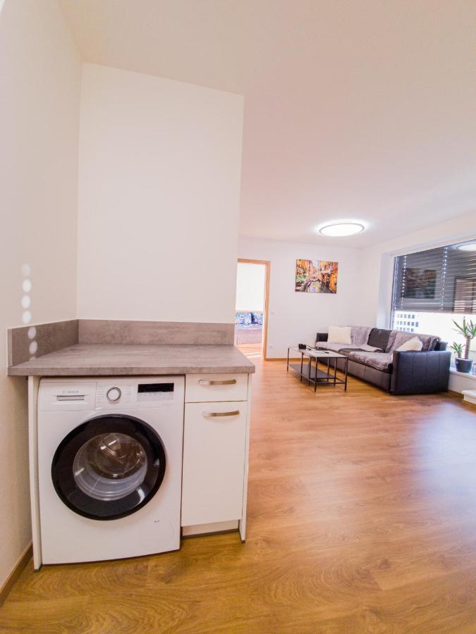Modern Flat With Large Terrace Apartment ฮราเดตสคราโลเว ภายนอก รูปภาพ