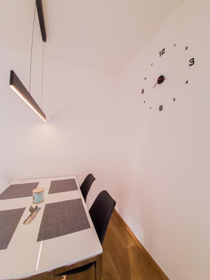 Modern Flat With Large Terrace Apartment ฮราเดตสคราโลเว ภายนอก รูปภาพ