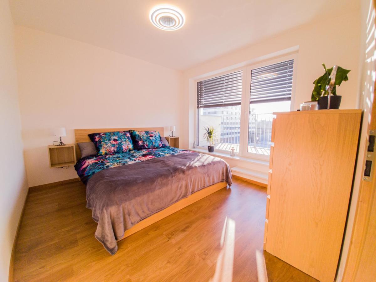 Modern Flat With Large Terrace Apartment ฮราเดตสคราโลเว ภายนอก รูปภาพ