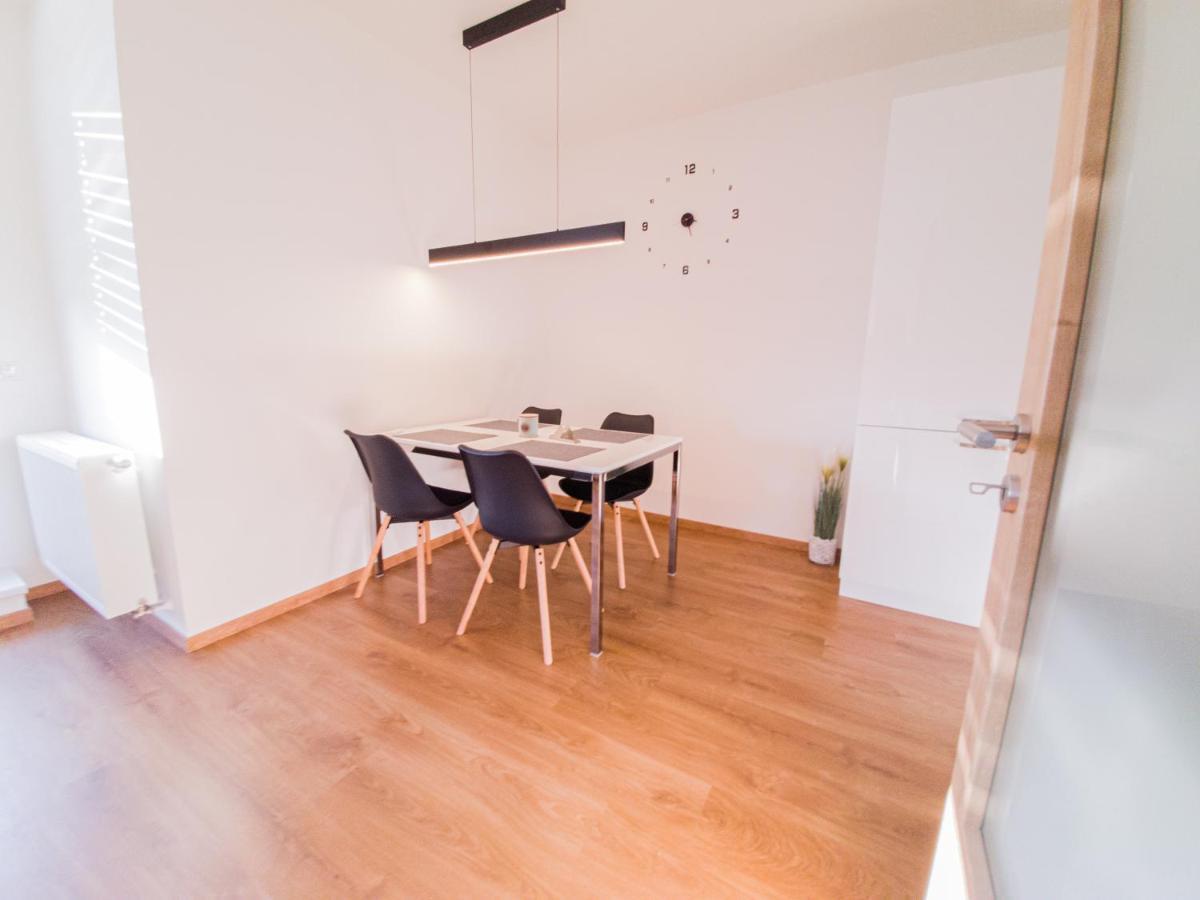 Modern Flat With Large Terrace Apartment ฮราเดตสคราโลเว ภายนอก รูปภาพ
