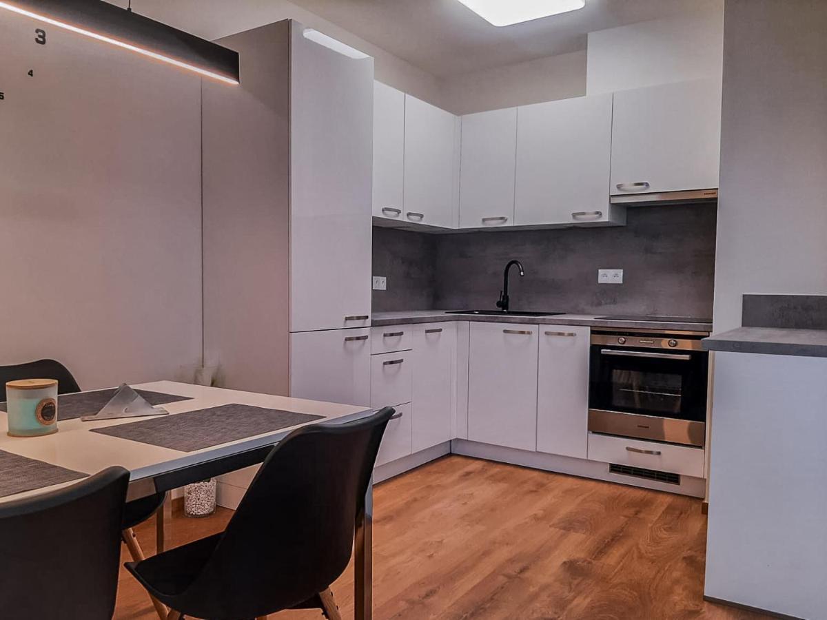 Modern Flat With Large Terrace Apartment ฮราเดตสคราโลเว ภายนอก รูปภาพ