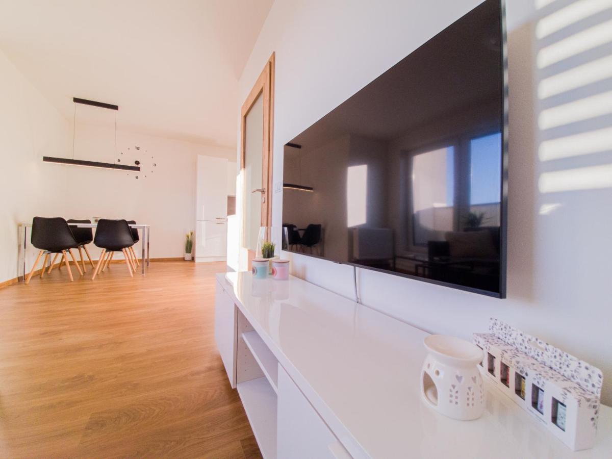 Modern Flat With Large Terrace Apartment ฮราเดตสคราโลเว ภายนอก รูปภาพ