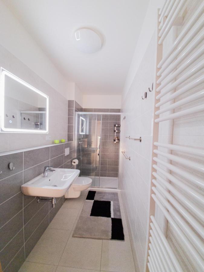Modern Flat With Large Terrace Apartment ฮราเดตสคราโลเว ภายนอก รูปภาพ