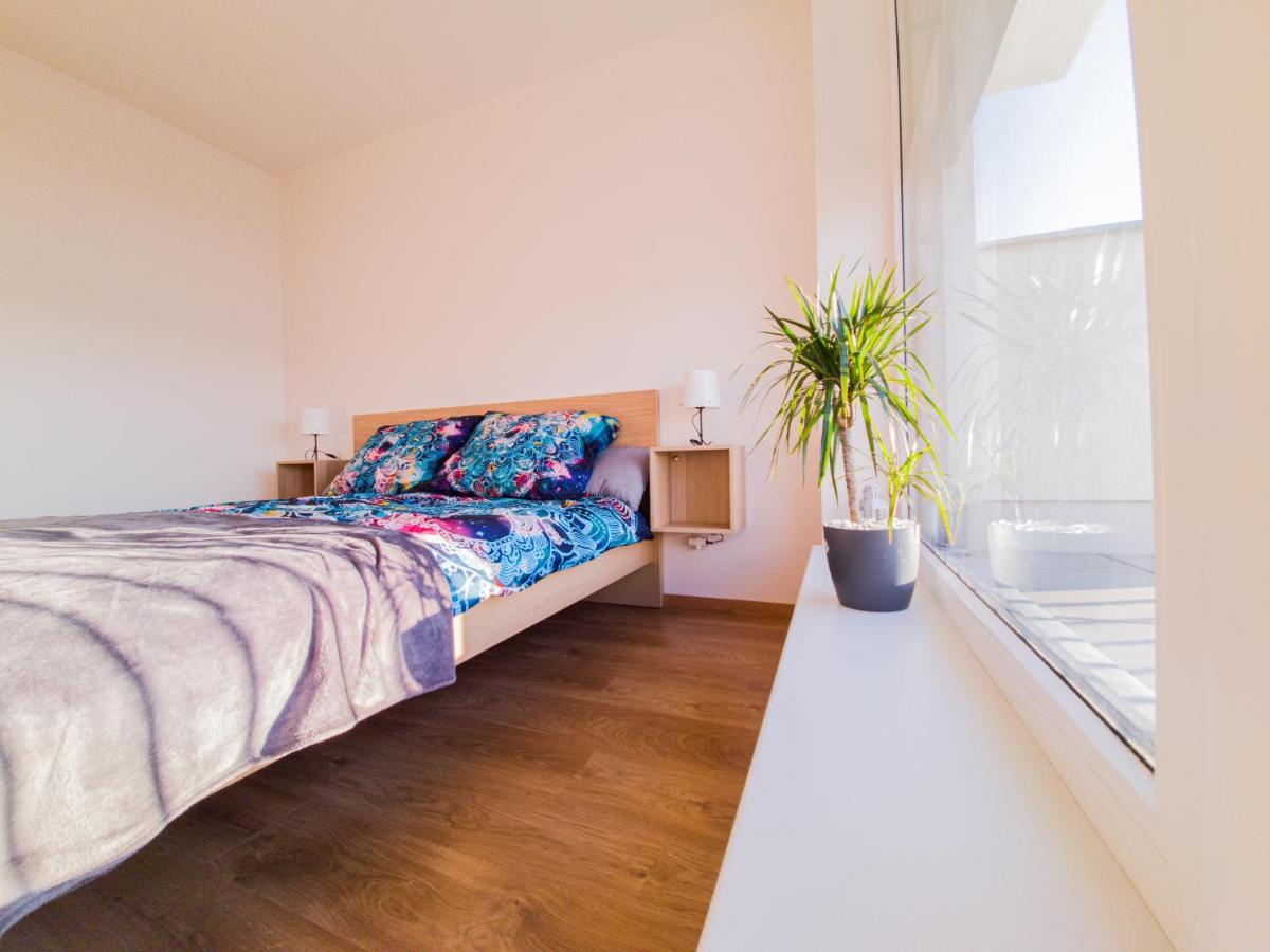 Modern Flat With Large Terrace Apartment ฮราเดตสคราโลเว ภายนอก รูปภาพ