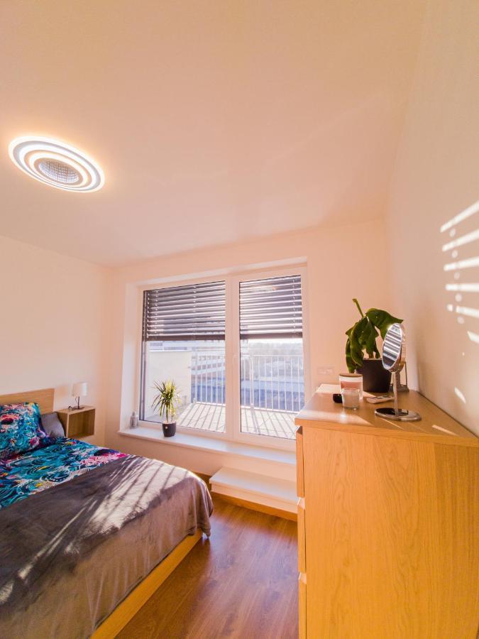 Modern Flat With Large Terrace Apartment ฮราเดตสคราโลเว ภายนอก รูปภาพ