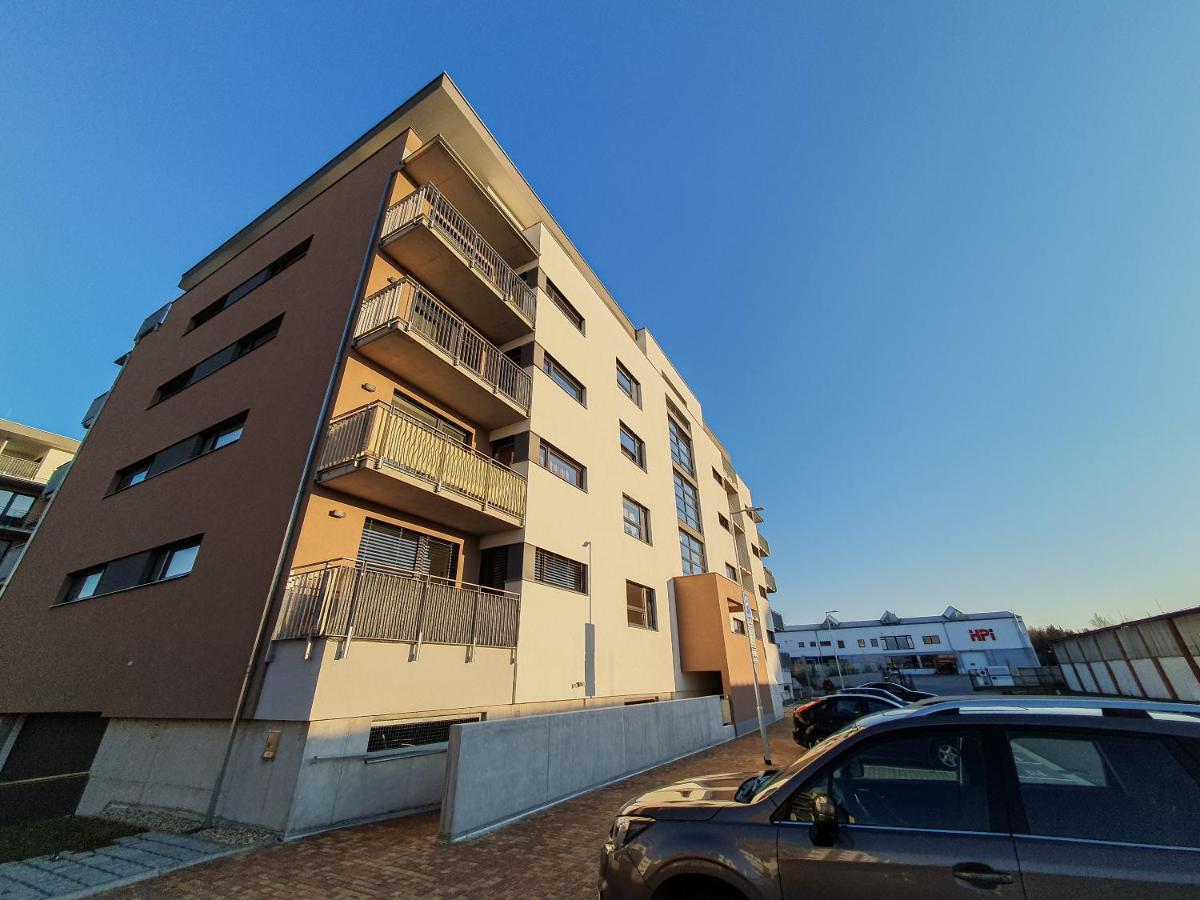 Modern Flat With Large Terrace Apartment ฮราเดตสคราโลเว ภายนอก รูปภาพ