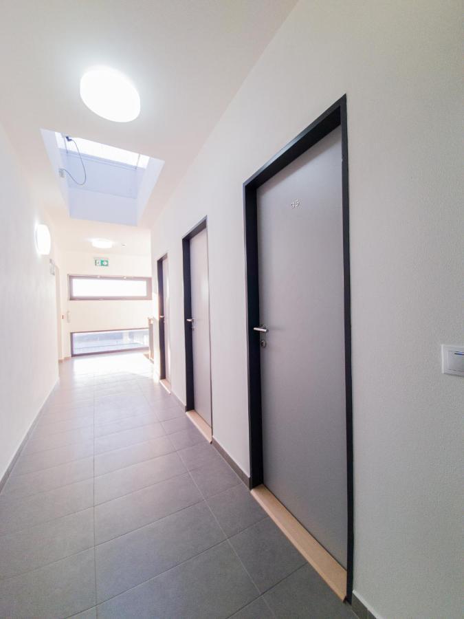 Modern Flat With Large Terrace Apartment ฮราเดตสคราโลเว ภายนอก รูปภาพ