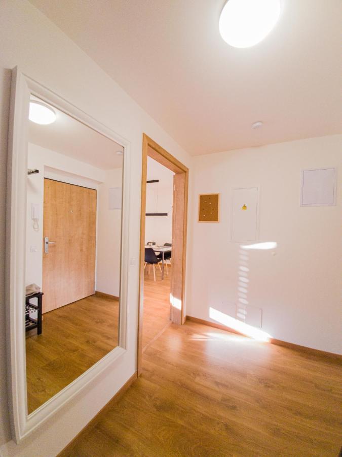 Modern Flat With Large Terrace Apartment ฮราเดตสคราโลเว ภายนอก รูปภาพ