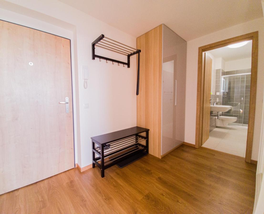 Modern Flat With Large Terrace Apartment ฮราเดตสคราโลเว ภายนอก รูปภาพ