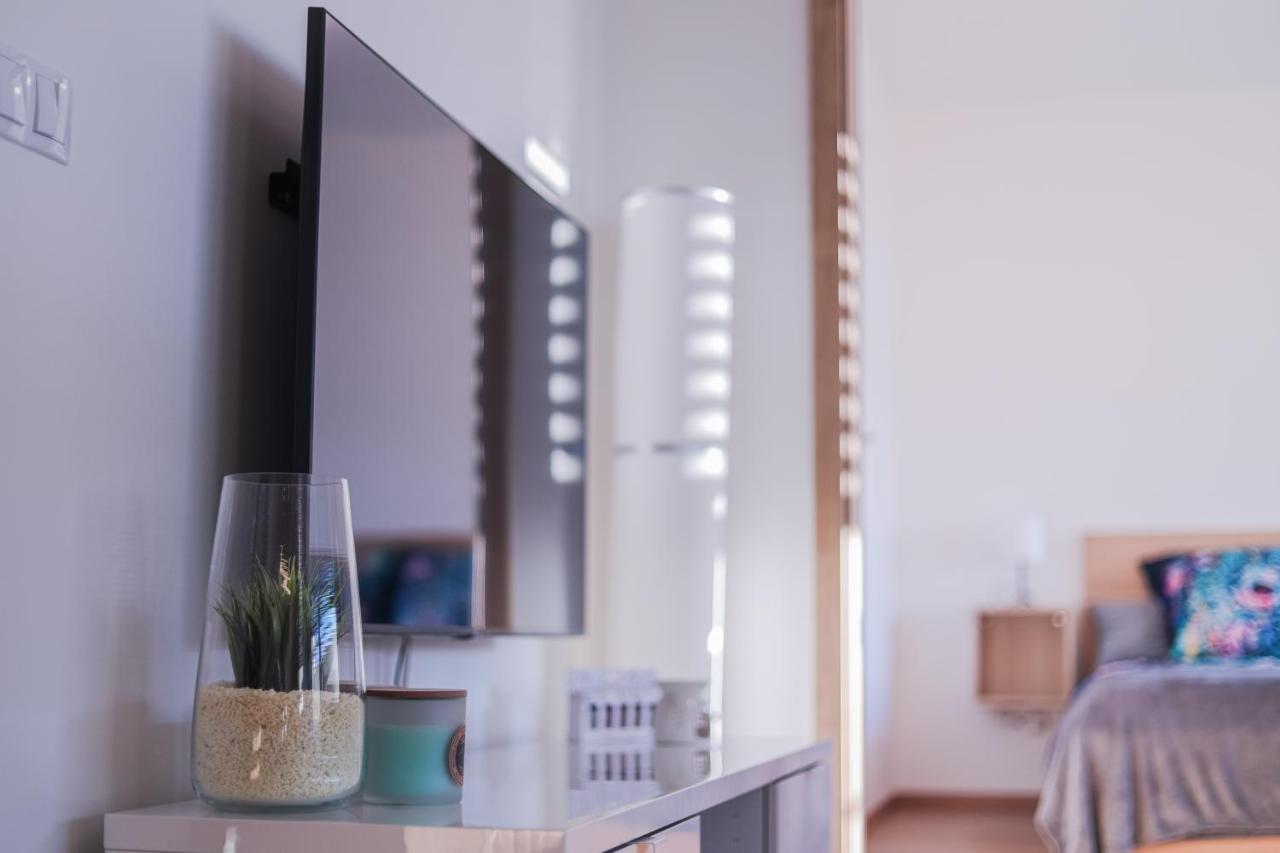Modern Flat With Large Terrace Apartment ฮราเดตสคราโลเว ภายนอก รูปภาพ