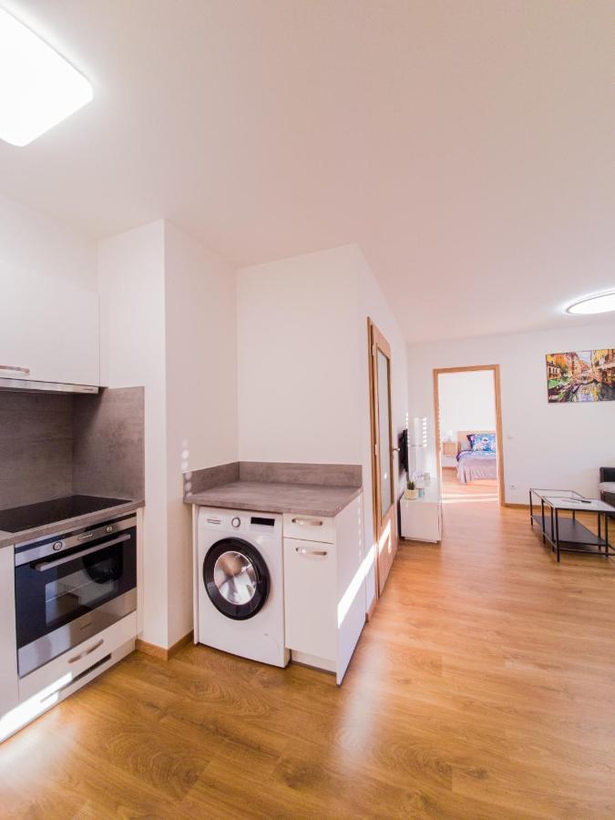 Modern Flat With Large Terrace Apartment ฮราเดตสคราโลเว ภายนอก รูปภาพ