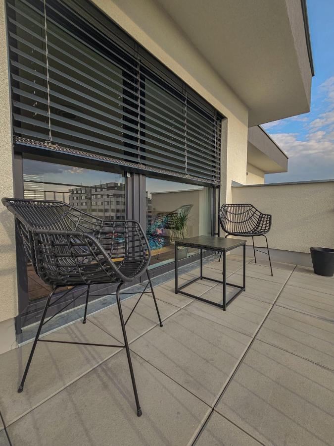 Modern Flat With Large Terrace Apartment ฮราเดตสคราโลเว ภายนอก รูปภาพ