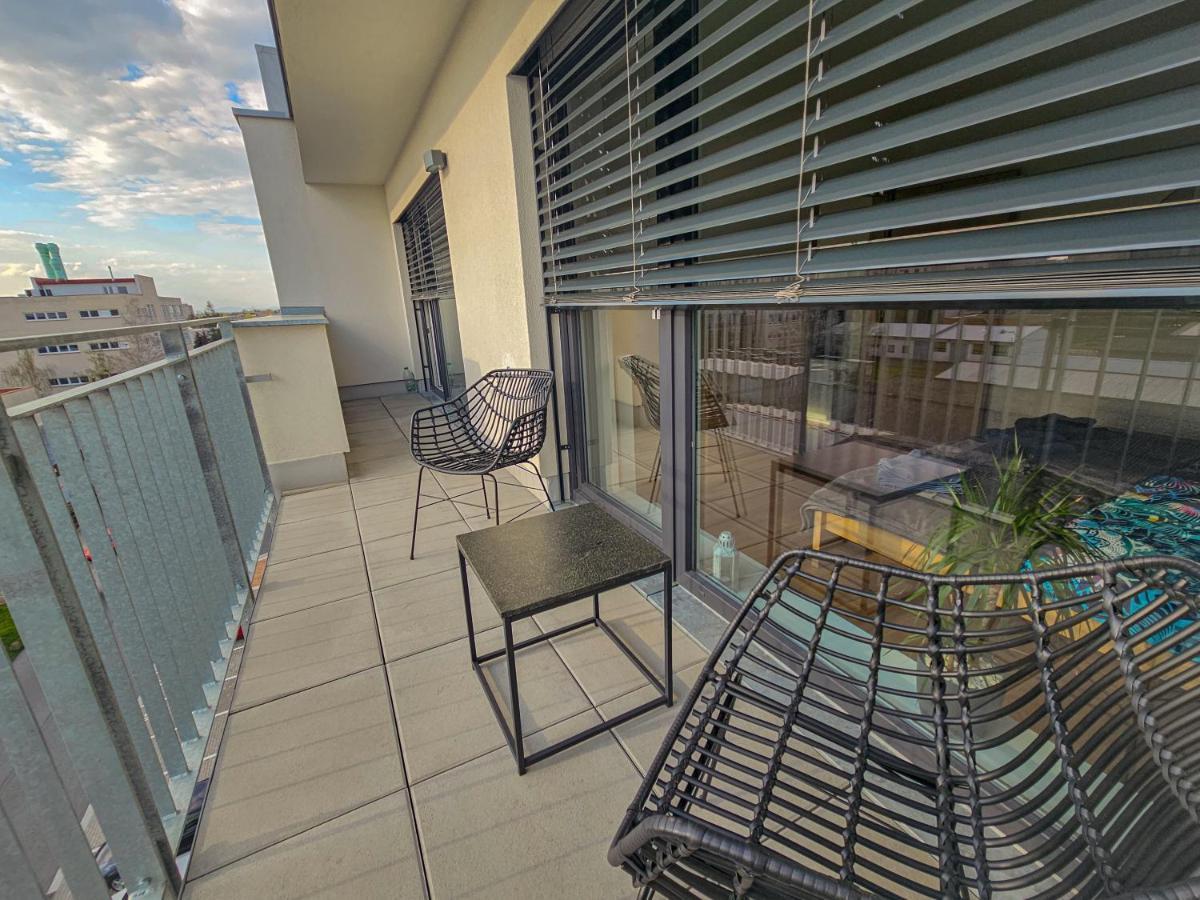 Modern Flat With Large Terrace Apartment ฮราเดตสคราโลเว ภายนอก รูปภาพ